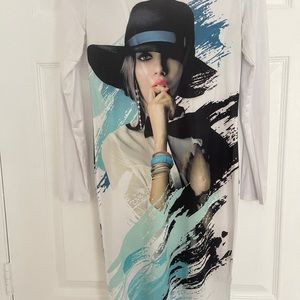 💫 Long-sleeved dress with neckline at the back.